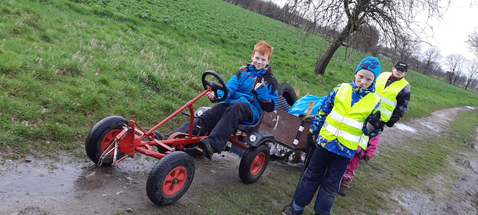 Der Nachwuchs sammelt mit leichtem Fuhrpark