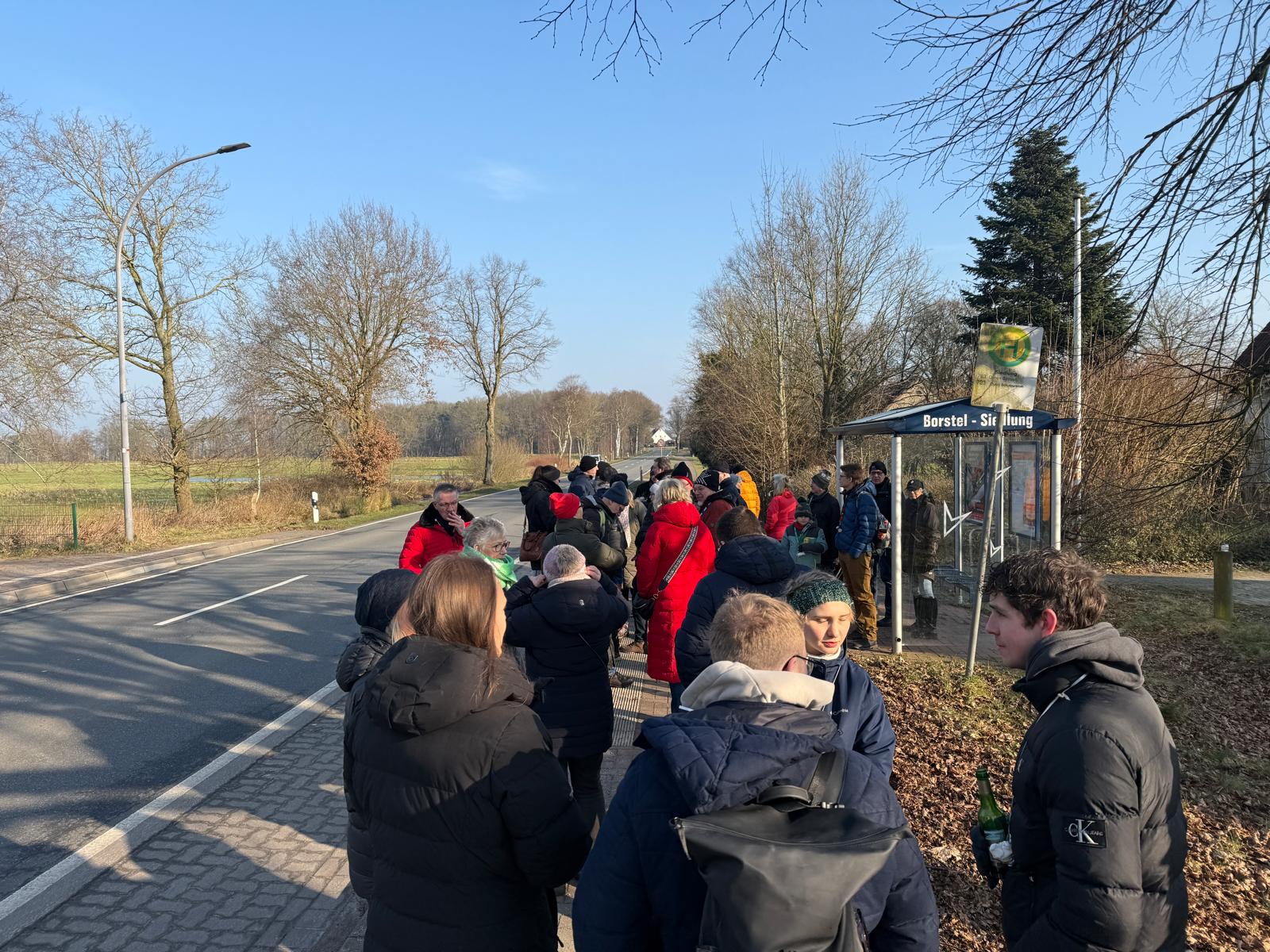 Wandergruppe an der Siedlung