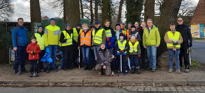 Die Gruppe steht vor der Aktion mit Greifzange und Warnkleidung am Borsteler Bankplatz zum Start bereit